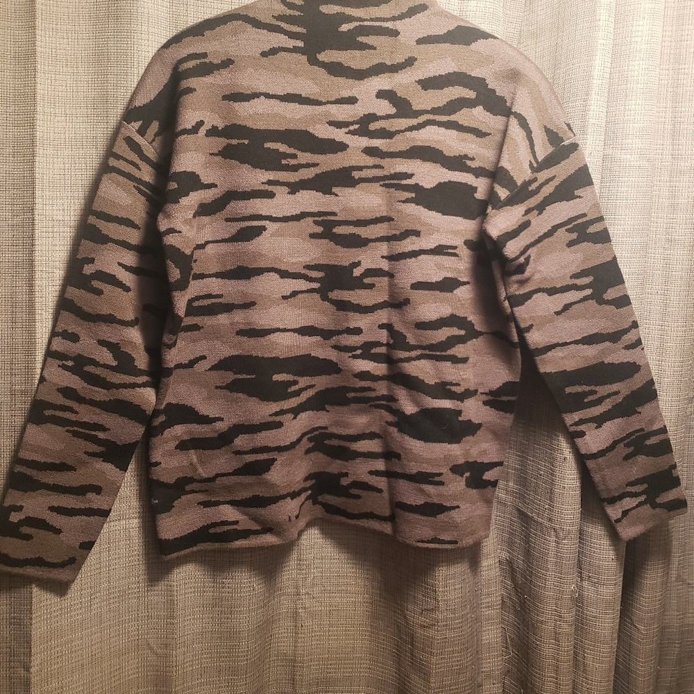Tahari Sweater camo print size M